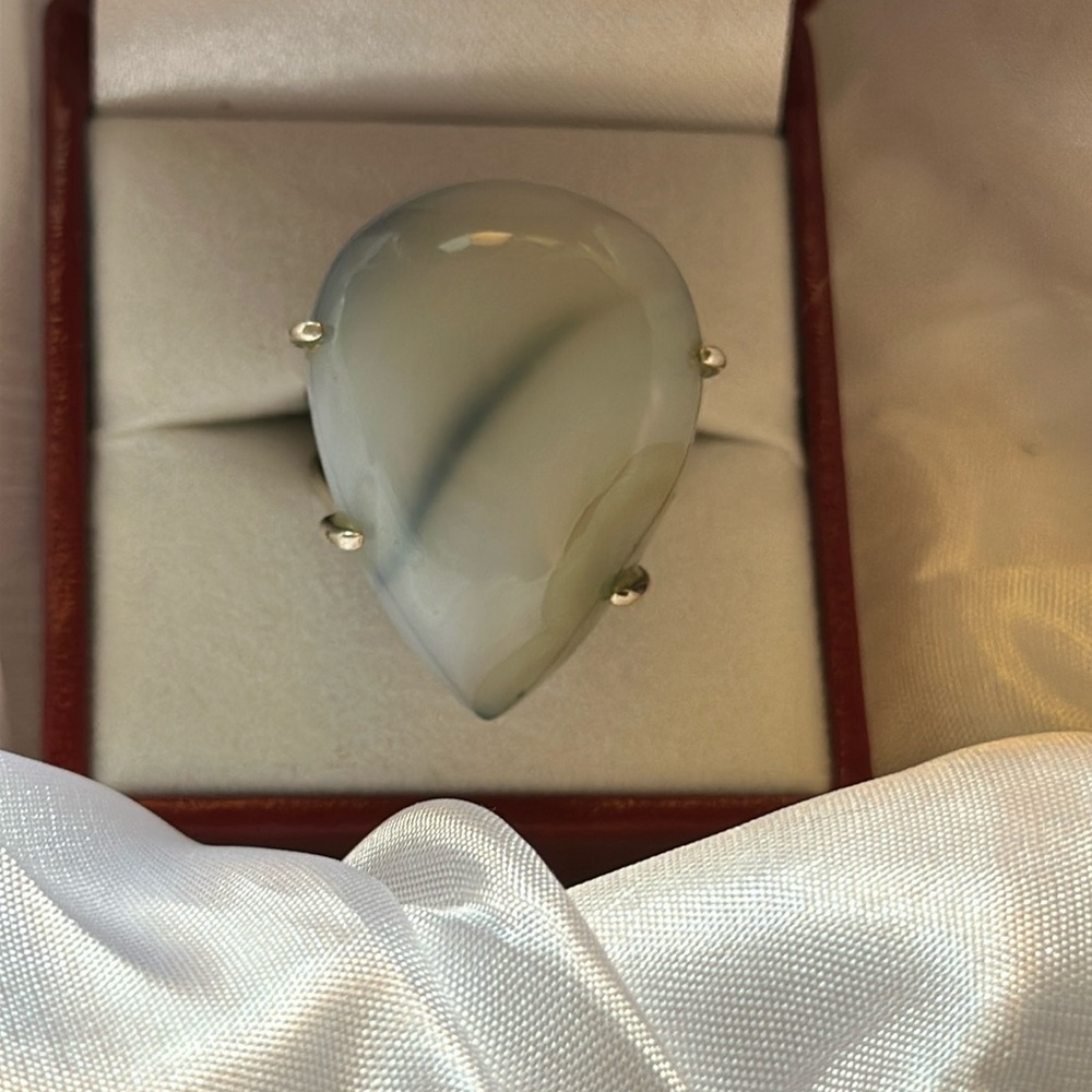 Elegant Silver and Cream Teardrop Ring